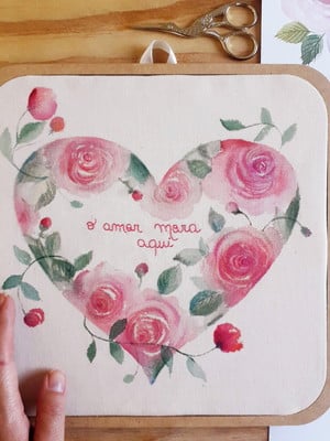 Bastidor bordado aquarela - coração