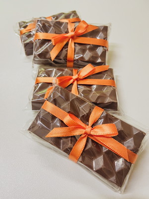 Barra em chocolate recheada com doce de leite