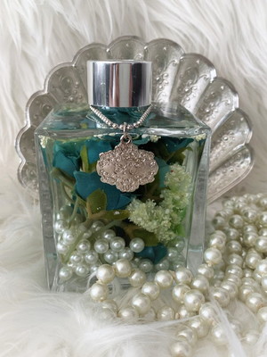 Difusor de aromas com flores azul turquesa e pérolas