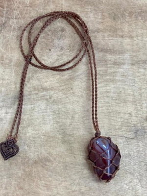 Colar macramê com quartzo vermelho