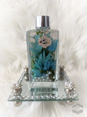 Difusor de aromas com flores em azul serenity e pérolas
