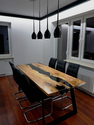 Mesa de jantar em madeira com resina river table