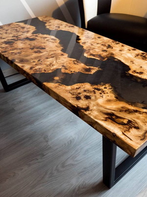 Mesa de centro em madeira com resina river table