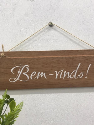 Plaquinha decorativa bem vindos madeira maciça c corda