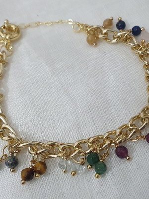 Pulseira dourada e pedras naturais coloridas
