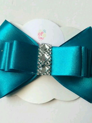 Laço bico de pato com strass