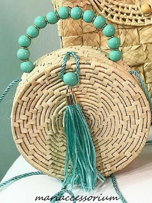 Bolsa de palha redonda com tassel e alça de mão em miçangas