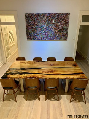 Mesa de jantar em madeira com resina river table