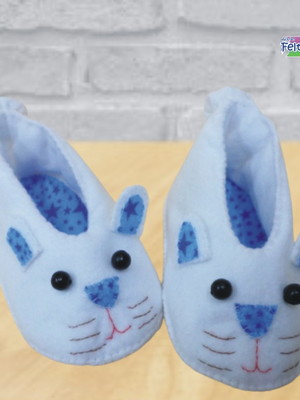 Sapatinho azul de bebê em feltro - coelhinho