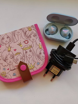 Porta carregador e fones de ouvido princesas