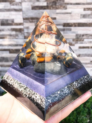 Orgonite com olho de tigre ônix piramide