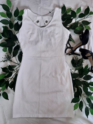 Vestido branco com decote nas costas, detalhes com ilhós