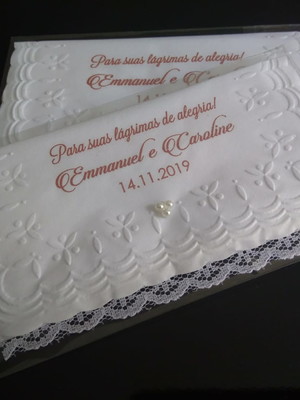 Lenço personalizado com aplicação de perolas
