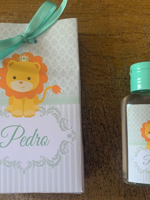 Lembrancinha álcool gel com sacolinha leãozinho