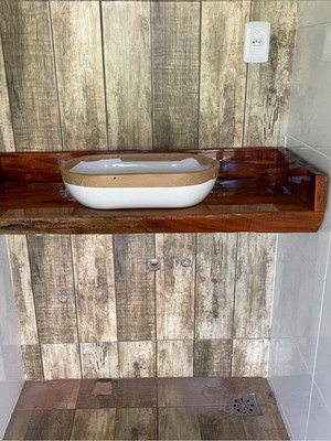 Bancada para lavabo em madeira rústica com rodabanca