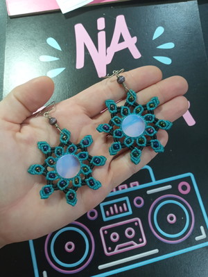 Brinco macramê mandala com pedra e miçangas pedra da lua