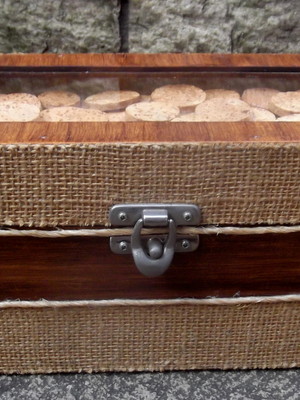 Caixa mdf estilo rústico para mini garrafas de bebidas
