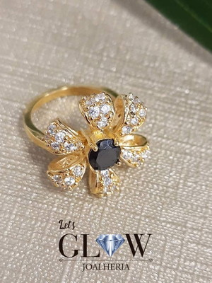 Anel flor cravejado em zircônias