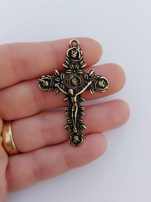 10 crucifixos em ouro velho com rosas