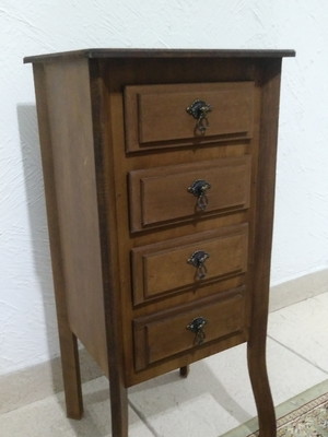Mesinha de cabeceira com 4 gavetas em tons madeira