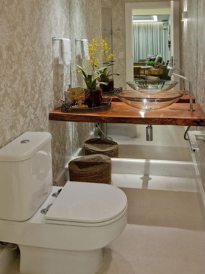 Bancada para lavabo em madeira rústica com borda orgânica