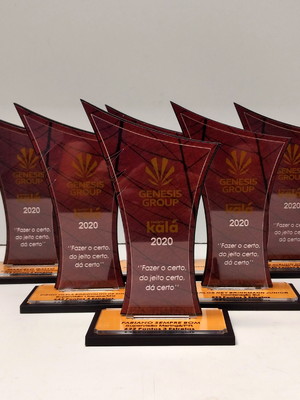 Troféu em acrílico personalizado adesivado