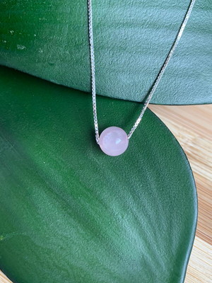 Colar com pingente pedra natural de quartzo rosa 8mm (45cm)