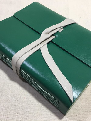 Caderno artesanal com capa em couro na cor verde