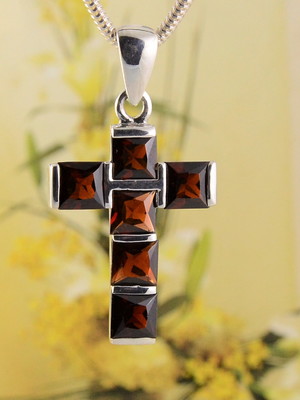 Crucifixo em prata e pedras