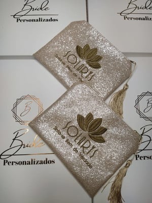 Nécecessaire com logo bordada brilho pérola