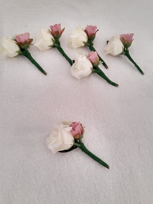 Flor de lapela com flores artificiais branco e rosê