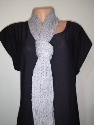Cachecol em tricot com franja.