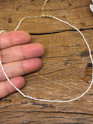 Choker mini pérolas naturais barroca 2mm - banho ouro 18