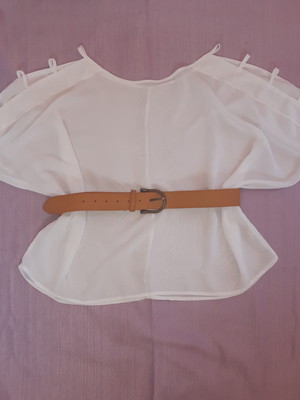 Blusa branca com detalhes nas mangas