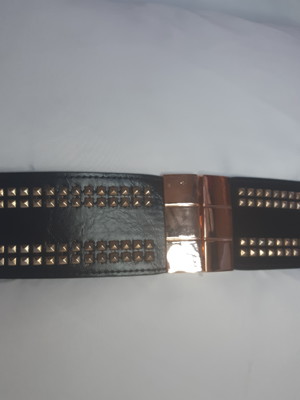 Cinto preto em couro e elástico com fivela e spikes dourados