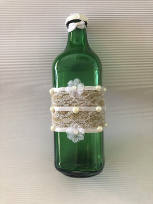 Garrafa decorada com juta rendada