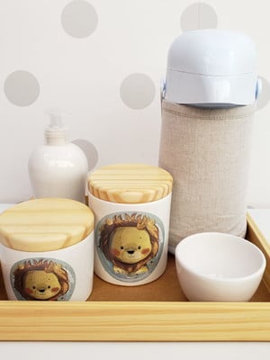 Kit higiene bebe leãozinho branco com madeira pinus