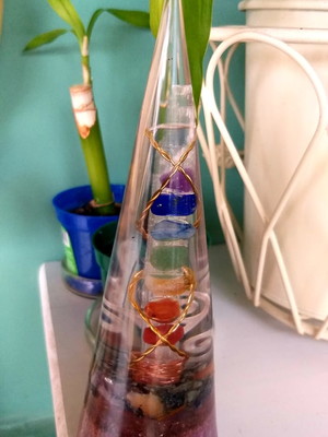Cone_ orgonite com selenita e cristais dos 7 chakras