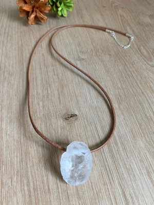 Colar couro com pedra natural de quartzo cristal bruto 60cm