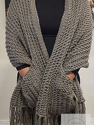 Xale/ cachecol com bolso em tricô cor: cinza chumbo