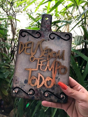 Placa decorativa com ganchos