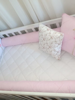 Kit de berço rolinho origame rosa com floral 5 peças