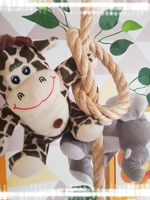 Corda com folhagens e pelúcias safari