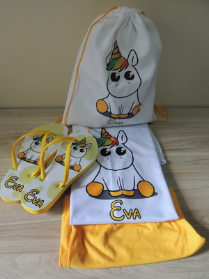 Mochila saco + pijama + chinelo unicornio