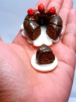 Bolo de chocolate com morango para barbie