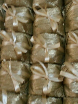 Bem casado no papel crepom dourado e fita 01