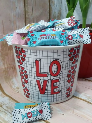 Balde com 100 balas personalizadas - dia dos namorados