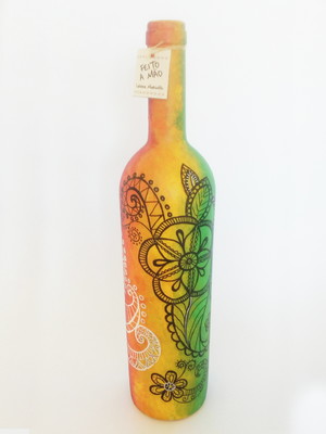 Garrafa multicolorida com desenhos florais