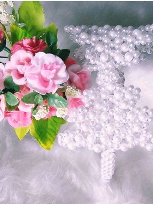 Tiara com laço de pérolas