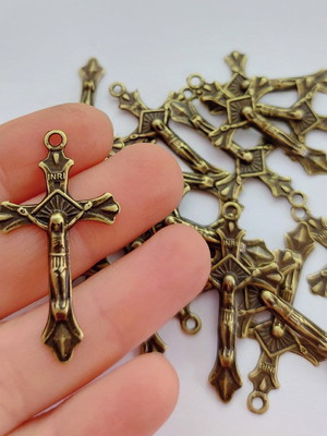 10 crucifixos tipo raio luz média ouro velho